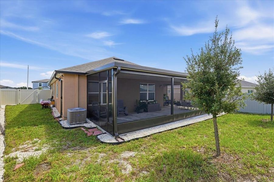 Exterior details and patio area of a home in Eden Hills, Lake Alfred (Image 30).