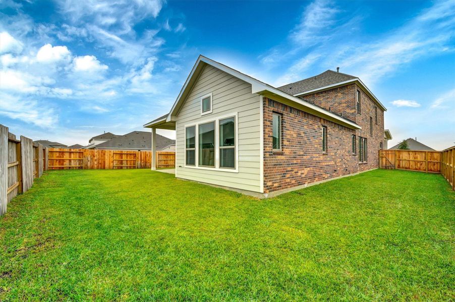 Exterior details and patio area of a home in Canterra Creek  60', Iowa Colony (Image 4).
