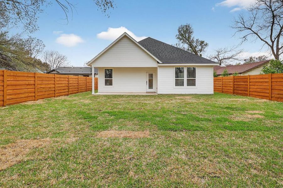 Exterior details and patio area of a home in , Haltom City (Image 27).