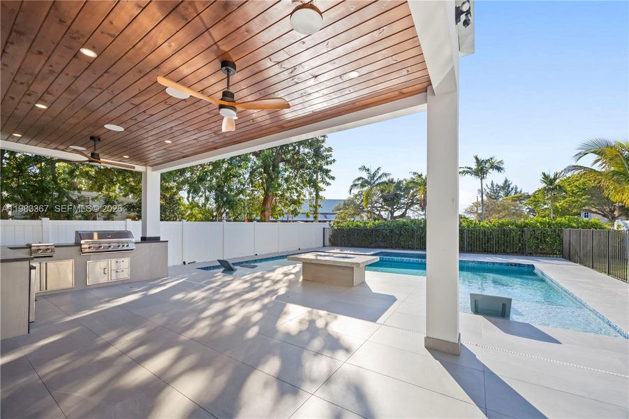 Exterior details and patio area of a home in , Fort Lauderdale (Image 34).
