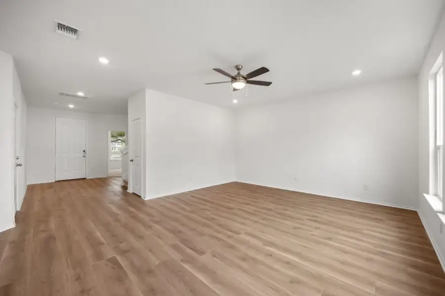 Spacious, unfurnished interior of a new home in River Bluff, Leander (Image 15).