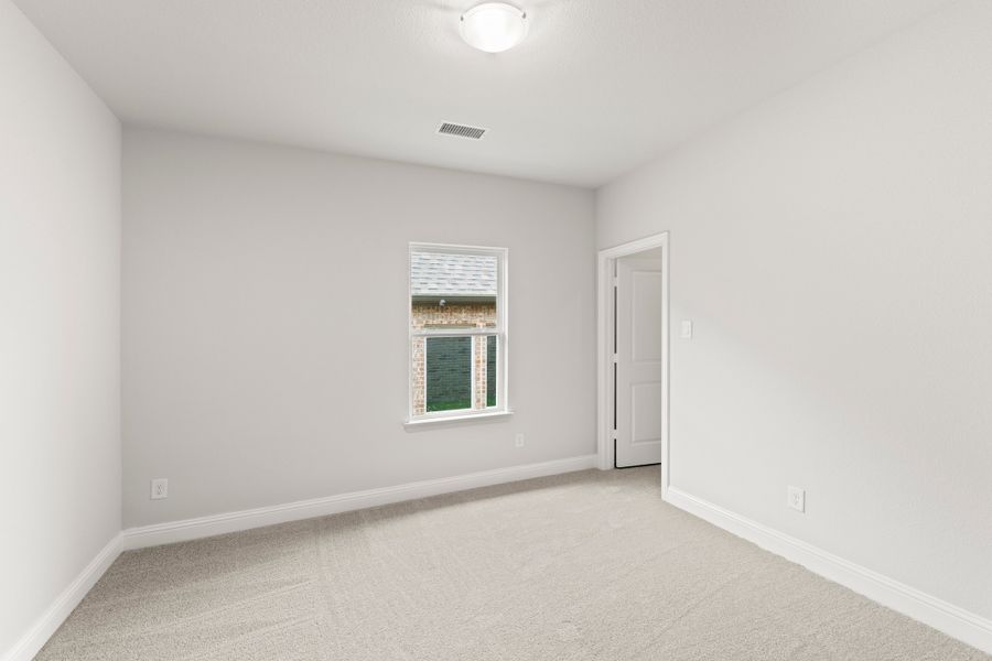 Spacious, unfurnished interior of a new home in Creekside, Royse City (Image 25).