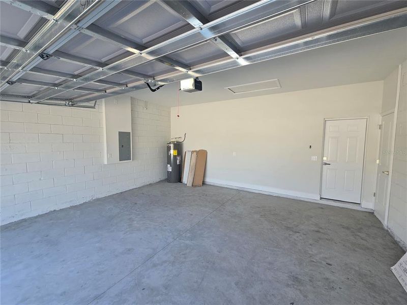 Spacious, unfurnished interior of a new home in , Ocala (Image 25).