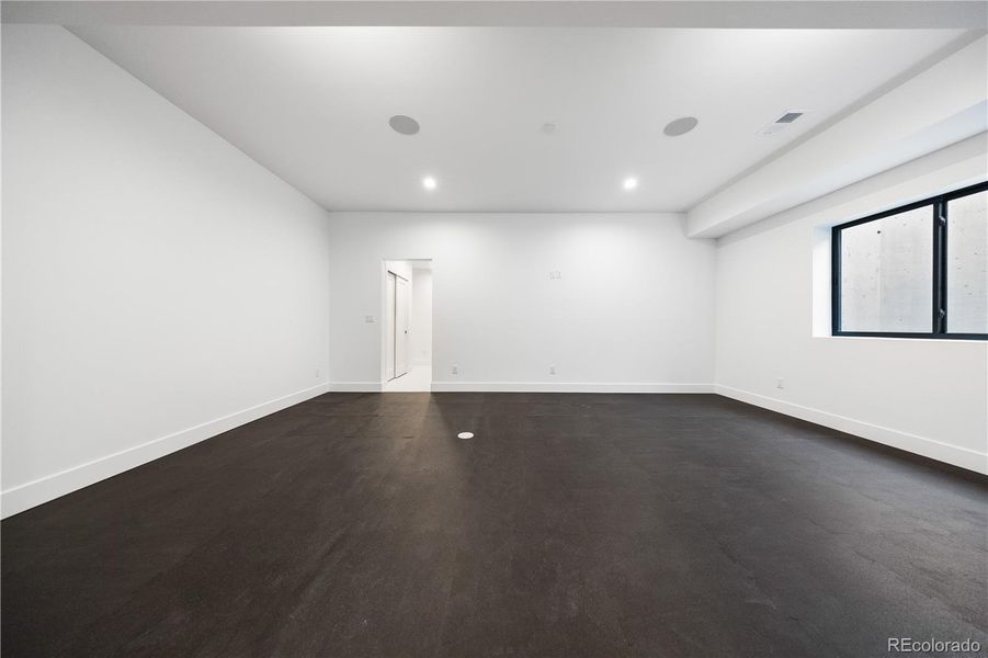 Spacious, unfurnished interior of a new home in , Golden (Image 31).
