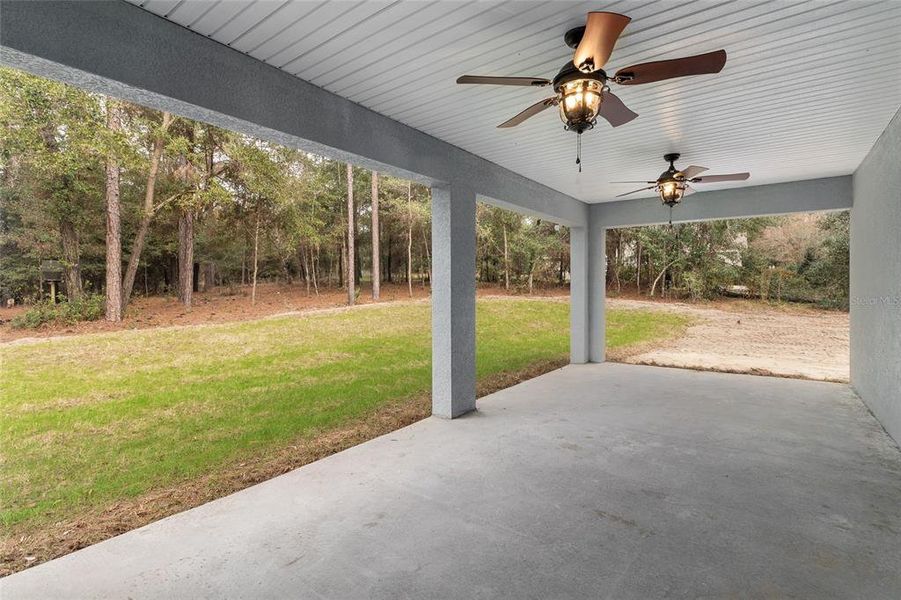 Exterior details and patio area of a home in , Dunnellon (Image 3).