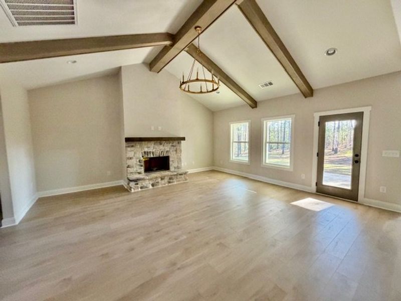 Spacious, unfurnished interior of a new home in Dove Creek, LaGrange (Image 31).