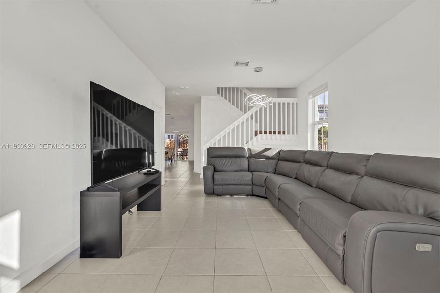 Furnished interior view inside a new home in , Coral Springs (Image 39).