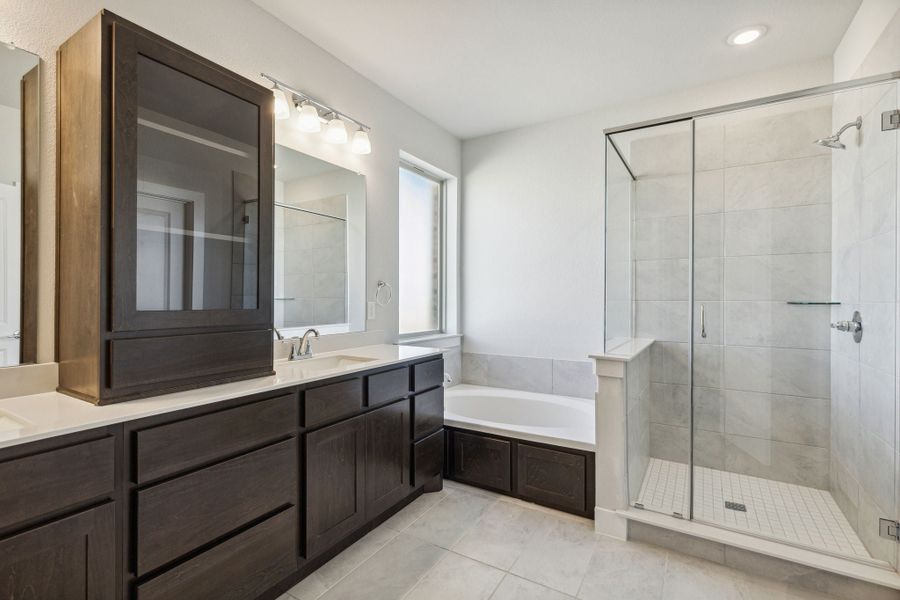 Representative furnished interior of a home built from the Cardinal by Centre Living Homes in Dove Hollow, Waxahachie (Image 11).