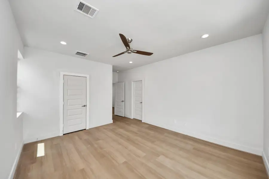 Spacious, unfurnished interior of a new home in Alicante, Houston (Image 28).