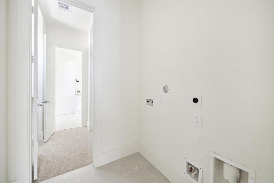 Spacious, unfurnished interior of a new home in , Houston (Image 21).