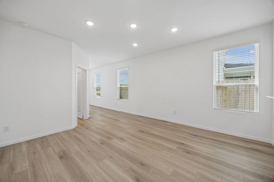 Spacious, unfurnished interior of a new home in Stokesbury, Waller (Image 14).