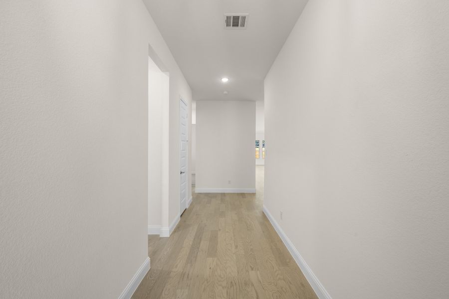 Spacious, unfurnished interior of a new home in Sheppard's Place, Waxahachie (Image 16).