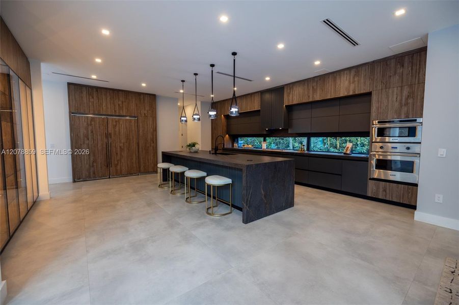 Island Kitchen/Breakfast Bar