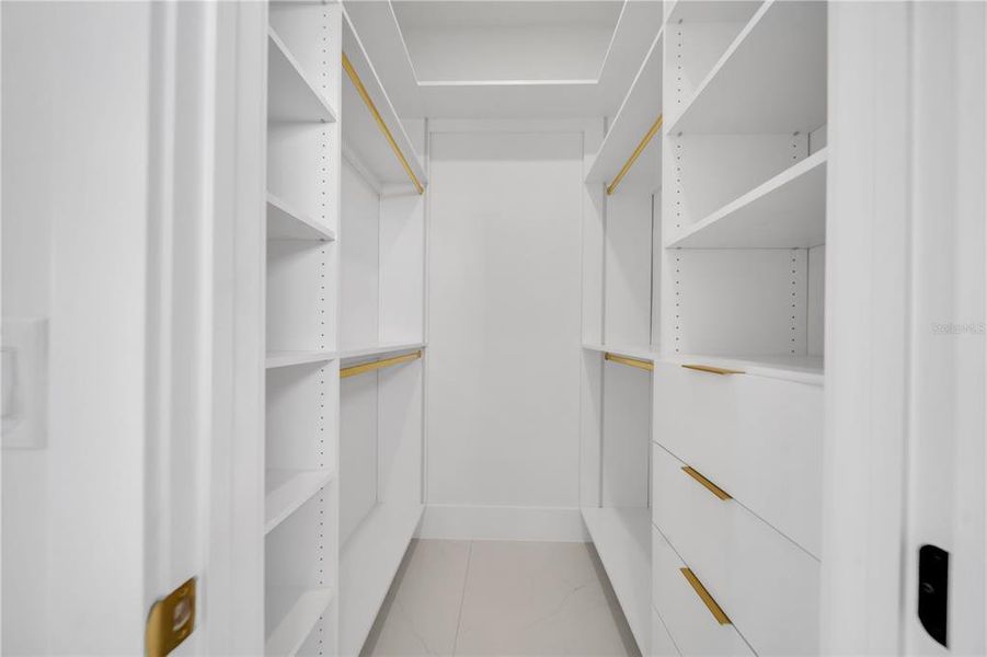 Spacious, unfurnished interior of a new home in , Cape Coral (Image 39).