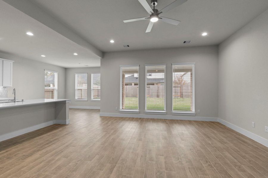 Spacious, unfurnished interior of a new home in Barton Creek Ranch, Conroe (Image 24).