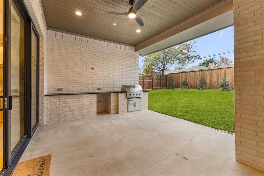 Exterior details and patio area of a home in , Dallas (Image 25).