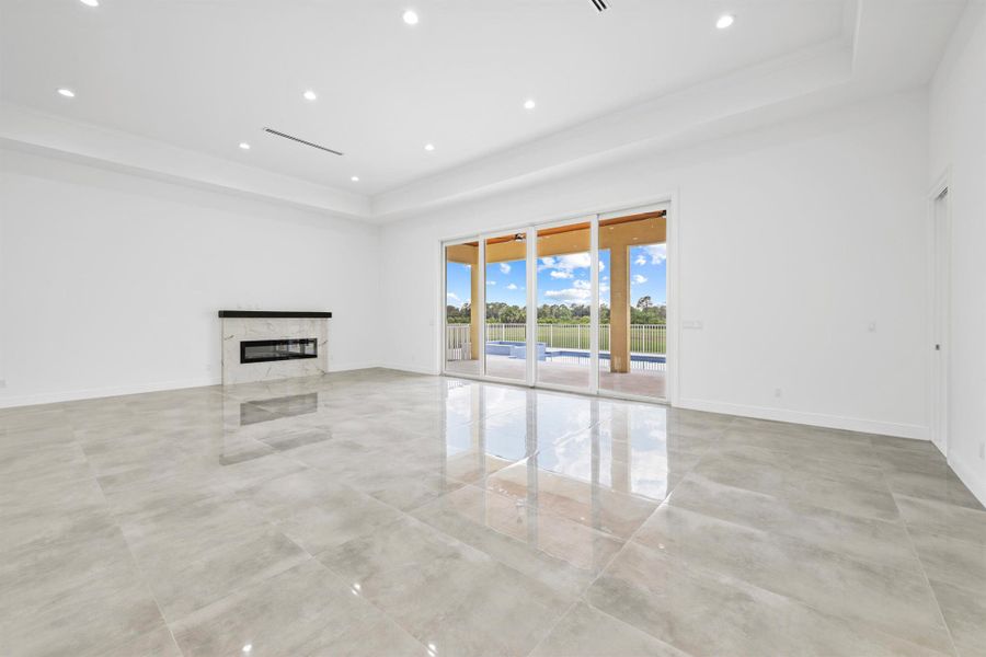 Spacious, unfurnished interior of a new home in , Palm City (Image 15).