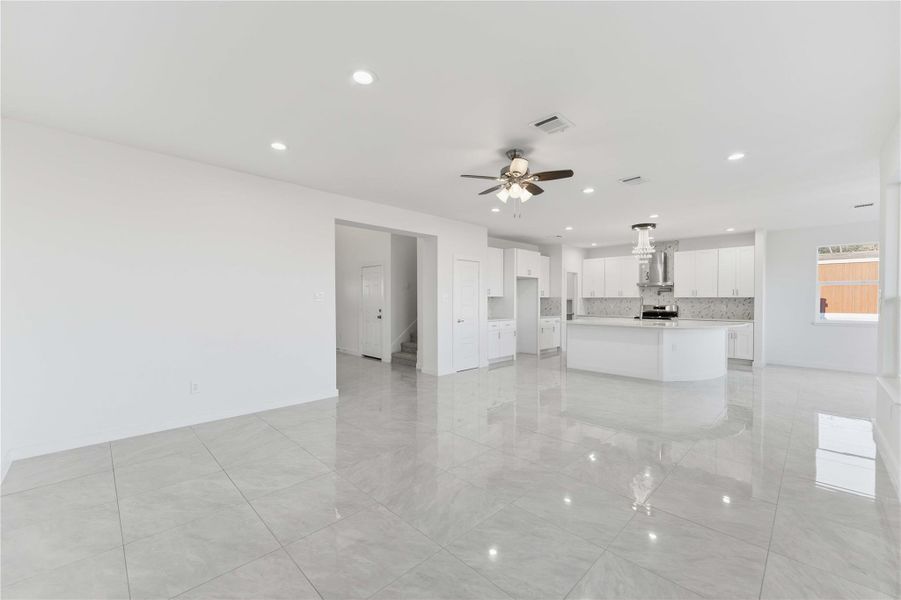 Spacious, unfurnished interior of a new home in , Conroe (Image 19).