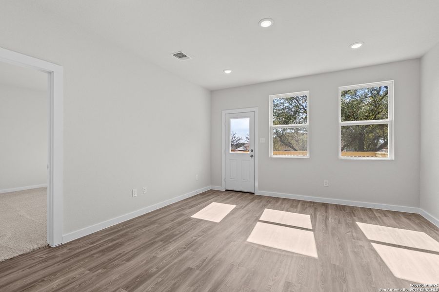 Spacious, unfurnished interior of a new home in Hacienda, San Antonio (Image 16).