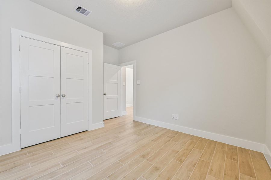 Spacious, unfurnished interior of a new home in Laurel Landing, Alvin (Image 18).