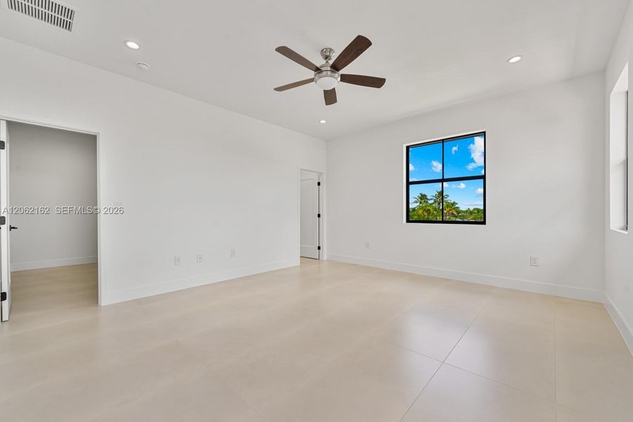 Spacious, unfurnished interior of a new home in , Miami (Image 20).