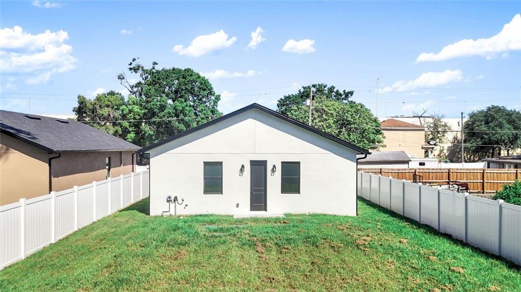 Exterior details and patio area of a home in , Tampa (Image 3).
