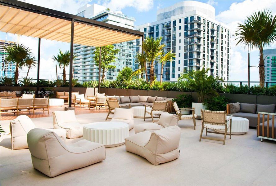 Condo located in Miami, FL showcasing its design and architecture (Image 3).