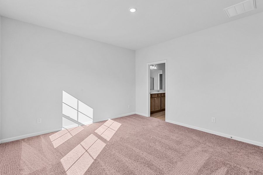 Spacious, unfurnished interior of a new home in Fieldstone, Lexington (Image 25).