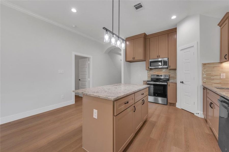 Kitchen and breakfast bar