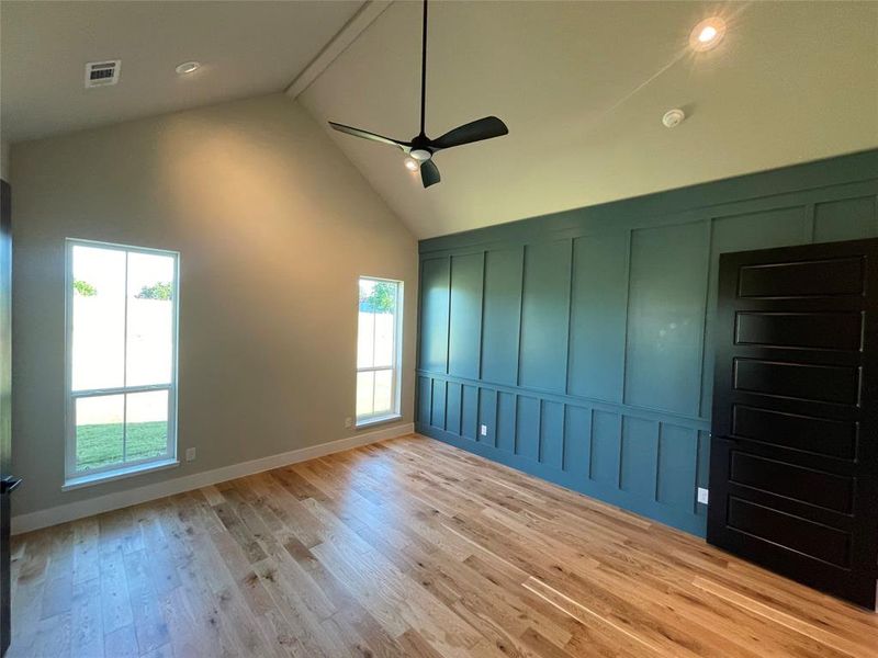Vaulted ceiling featuring a modern ceiling fan and recessed lighting