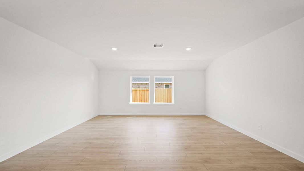 Spacious, unfurnished interior of a new home in Riverside Estates, Mont Belvieu (Image 17).