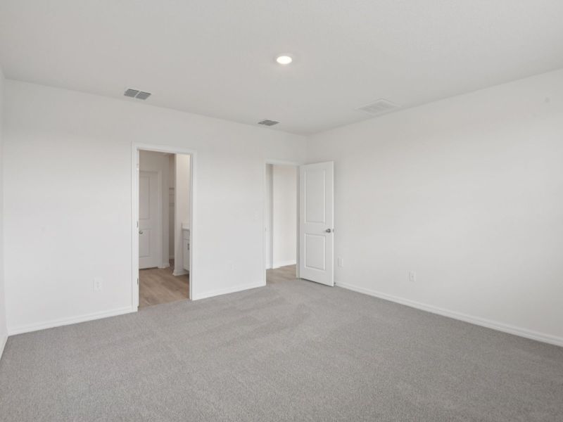 Spacious, unfurnished interior of a new home in Hilltop Vistas, Dade City (Image 15).
