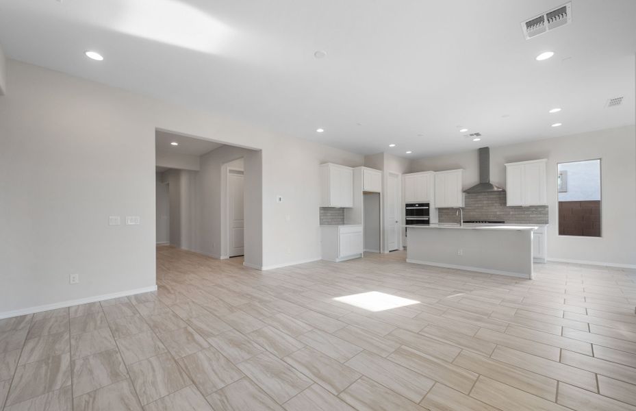 Spacious, unfurnished interior of a new home in Artisan at Asante, Surprise (Image 30).