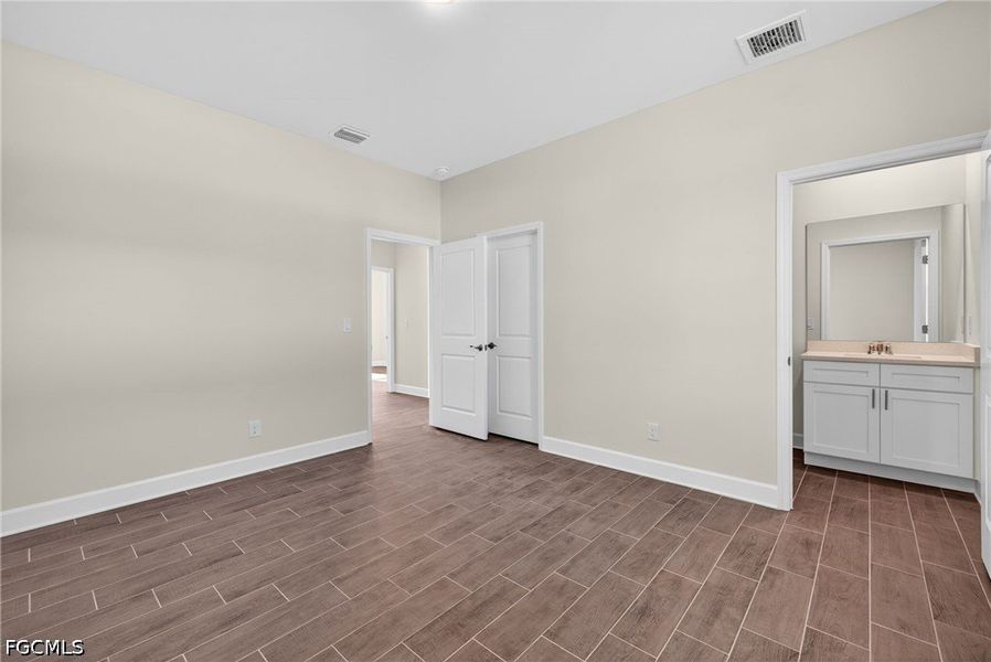 Spacious, unfurnished interior of a new home in Cape Coral, Cape Coral (Image 26).