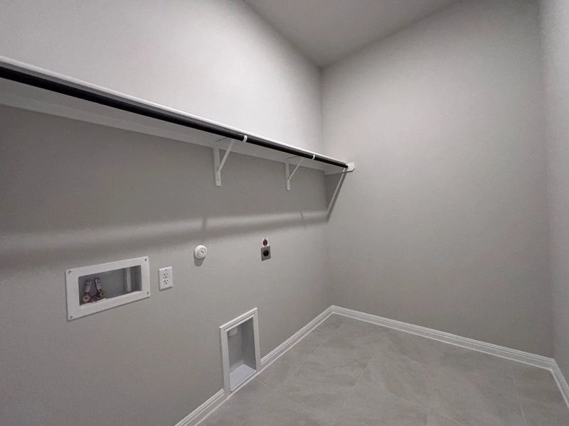 Spacious, unfurnished interior of a new home in The Colony, Bastrop (Image 17).