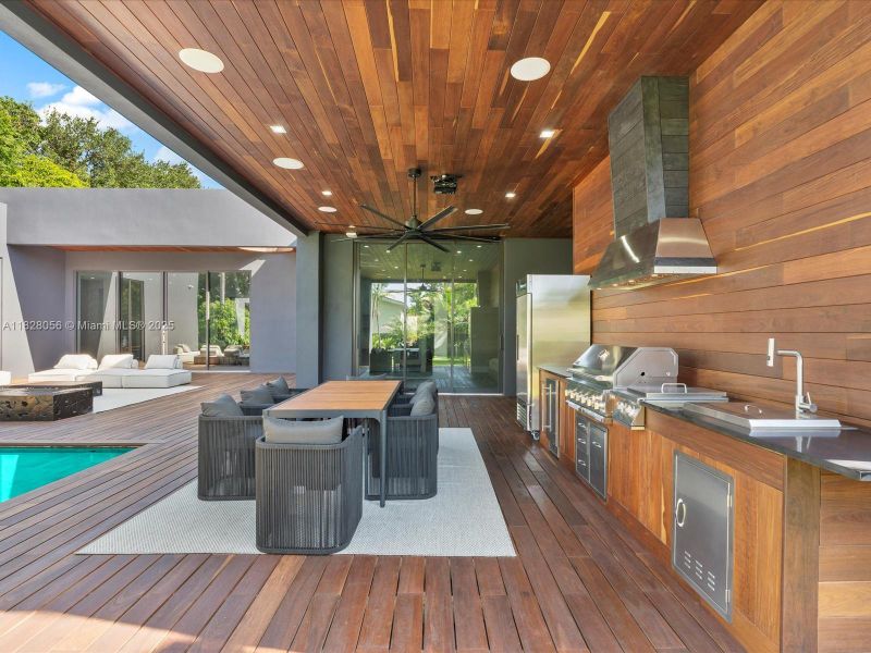 Exterior details and patio area of a home in , Miami (Image 25).