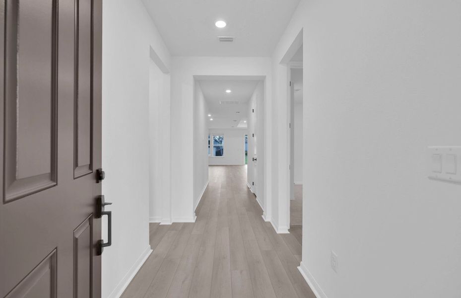 Spacious, unfurnished interior of a new home in Hyland Trail, Green Cove Springs (Image 15).