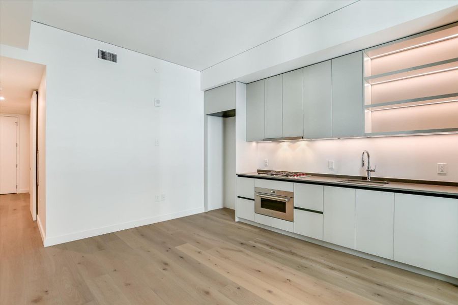 Spacious, unfurnished interior of a new home in , Austin (Image 7).