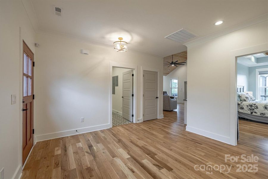 Spacious, unfurnished interior of a new home in , Nebo (Image 24).