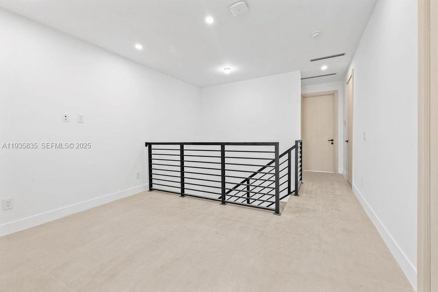 Spacious, unfurnished interior of a new home in , Fort Lauderdale (Image 9).