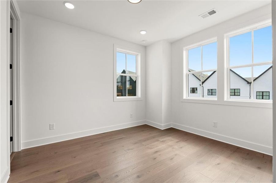 Spacious, unfurnished interior of a new home in , Alpharetta (Image 36).