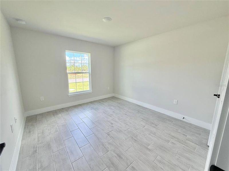 Spacious, unfurnished interior of a new home in Port Charlotte, Port Charlotte (Image 18).