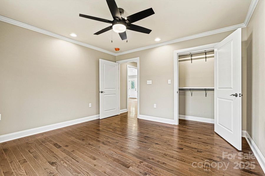 Full Guest Bath/Tub View Full Guest Bath/Tub View