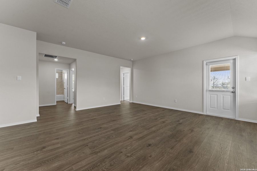Spacious, unfurnished interior of a new home in High Garden, Comfort (Image 10).