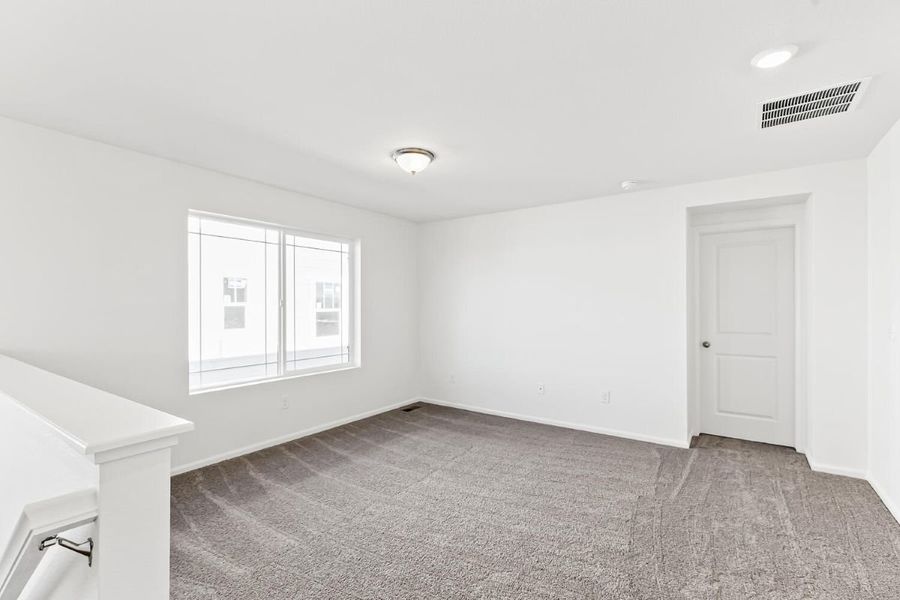 Spacious, unfurnished interior of a new home in Murphy Creek Classic, Aurora (Image 7).