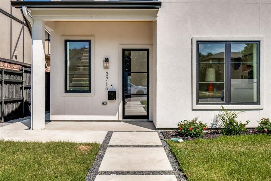 Exterior details and patio area of a home in , Dallas (Image 4).