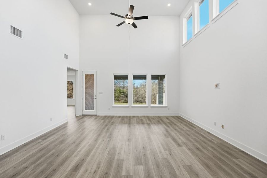 Spacious, unfurnished interior of a new home in Santa Rita Ranch, Liberty Hill (Image 10).