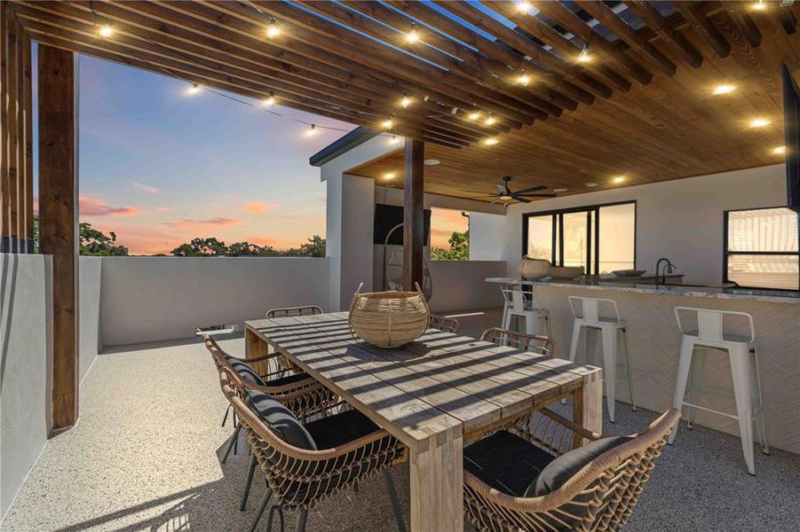 Exterior details and patio area of a home in , Tampa (Image 4).