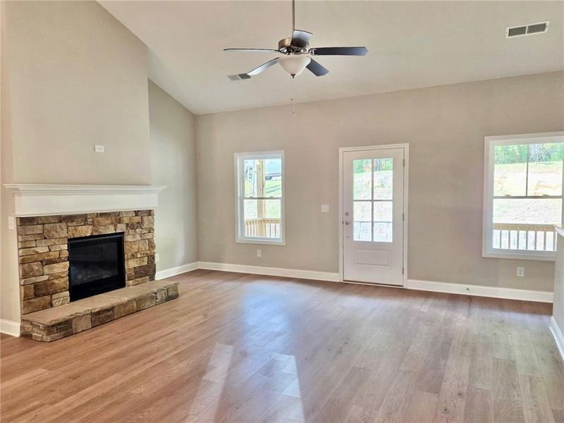 Spacious, unfurnished interior of a new home in , Waleska (Image 7).