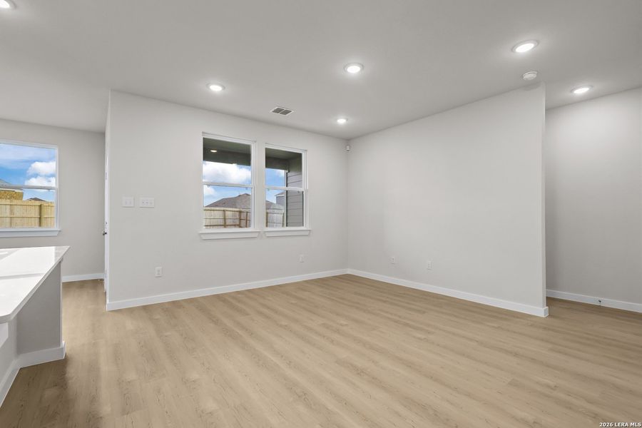 Spacious, unfurnished interior of a new home in Cinco Lakes, San Antonio (Image 15).